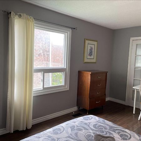 Bhf Near College & Hosp Self-Service Check-In So Fast Net Free Parking In Barrie Extérieur photo