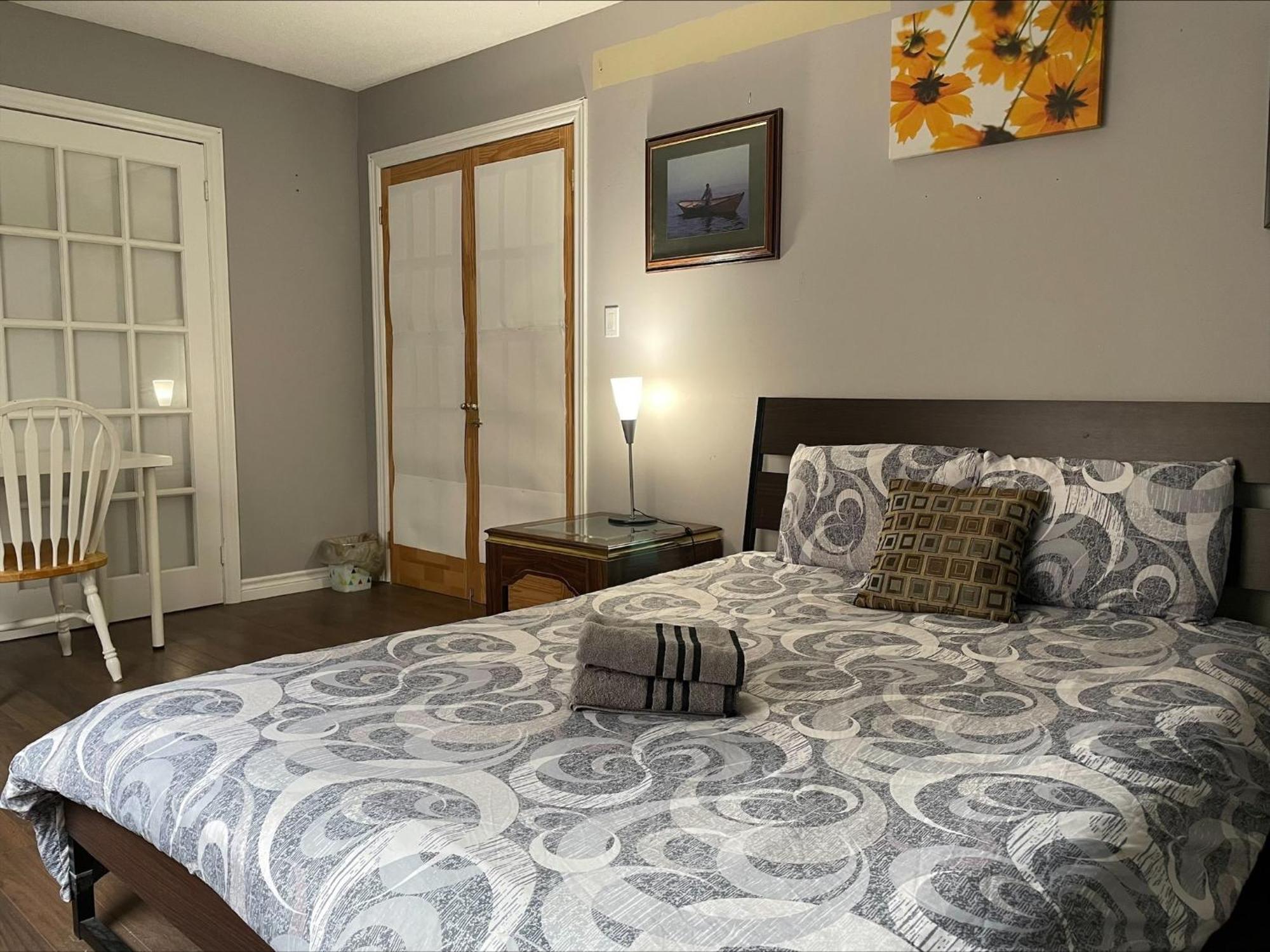 Bhf Near College & Hosp Self-Service Check-In So Fast Net Free Parking In Barrie Extérieur photo