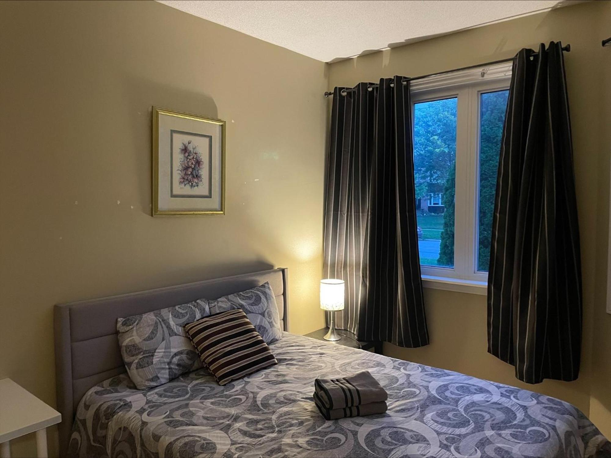 Bhf Near College & Hosp Self-Service Check-In So Fast Net Free Parking In Barrie Extérieur photo