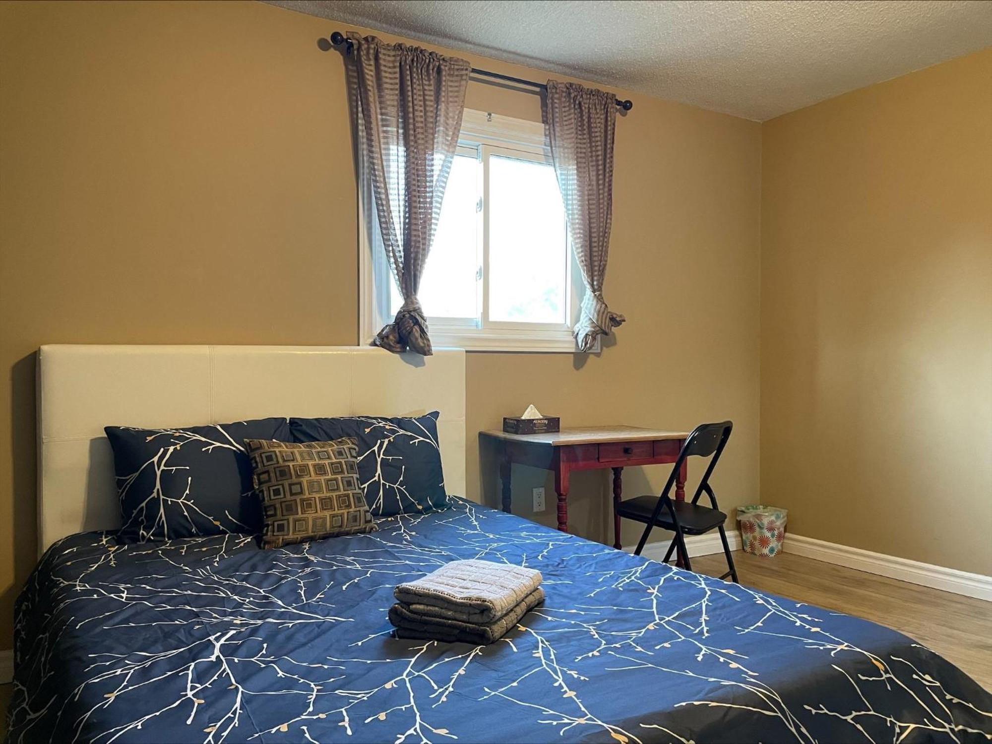 Bhf Near College & Hosp Self-Service Check-In So Fast Net Free Parking In Barrie Extérieur photo