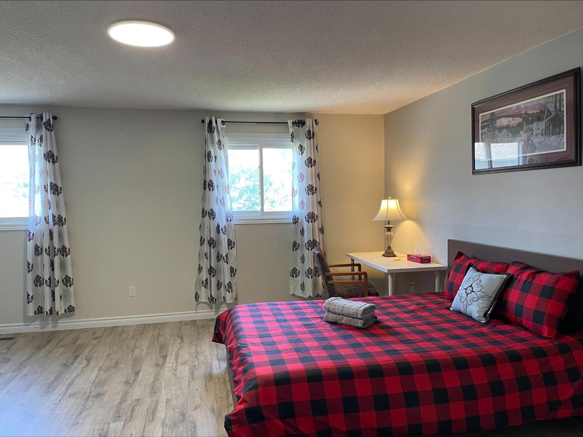 Bhf Near College & Hosp Self-Service Check-In So Fast Net Free Parking In Barrie Extérieur photo